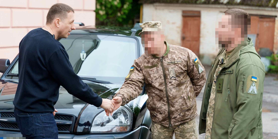 Вінниця передала чергове авто для ЗСУ, яке придбали в межах роботи Міжрегіонального гумштабу
