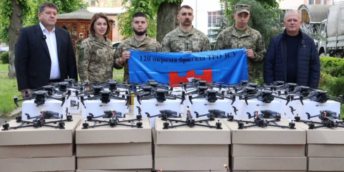 Військові отримали чергову партію квадрокоптерів та FPV-дронів з Вінниччини