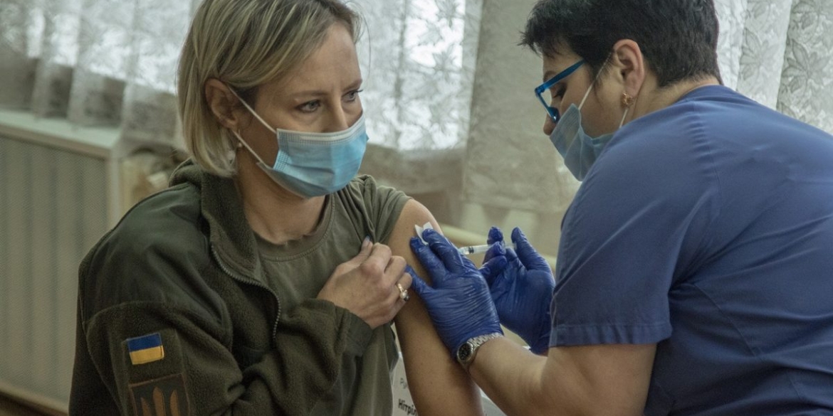 Військовослужбовці на Вінниччині почали вакцинуватися бустерною дозою