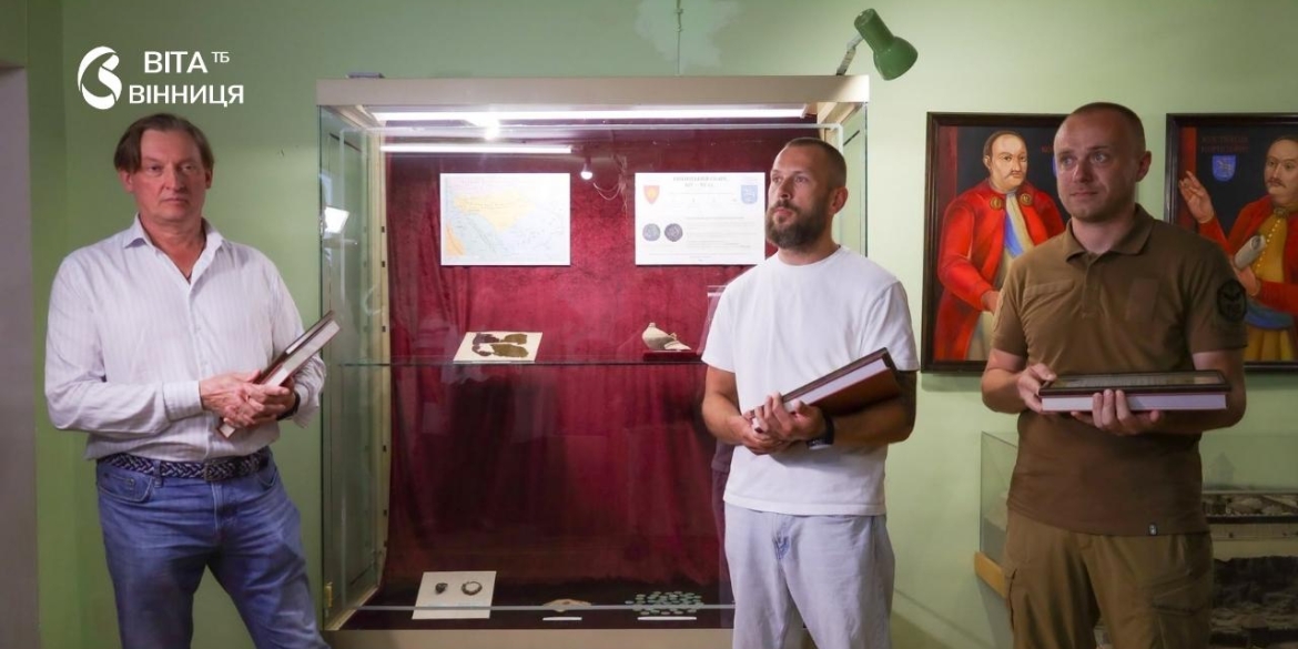 Військовослужбовець, лікар і волонтер подарували Вінницькому музею середньовічний скарб
