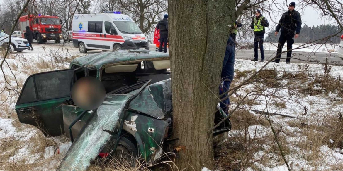 Внаслідок ДТП у Вінницькому районі загинула пасажирка та постраждав керманич авто