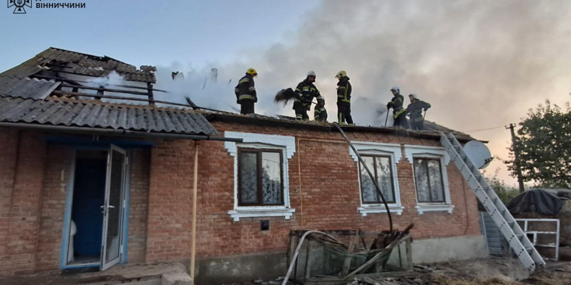 Внаслідок ворожої атаки виникла пожежа в житловому будинку на Вінниччині