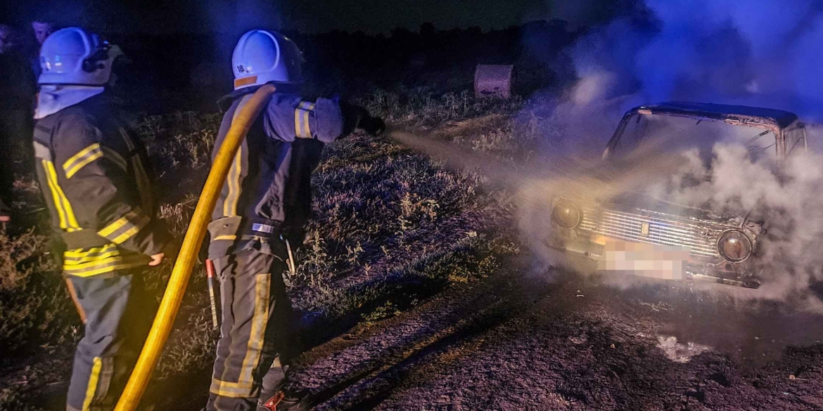 Вночі на Вінниччині рятувальники загасили легковик