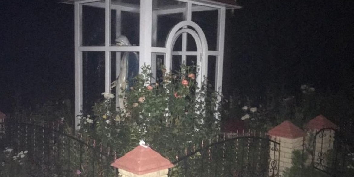 Вночі на Жмеринщині п'яний чоловік пошкодив приміщення каплички