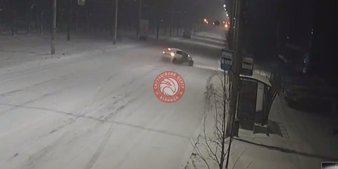 Вночі у Вінниці на вул.Пирогова водій протаранив металевий стовпчик 