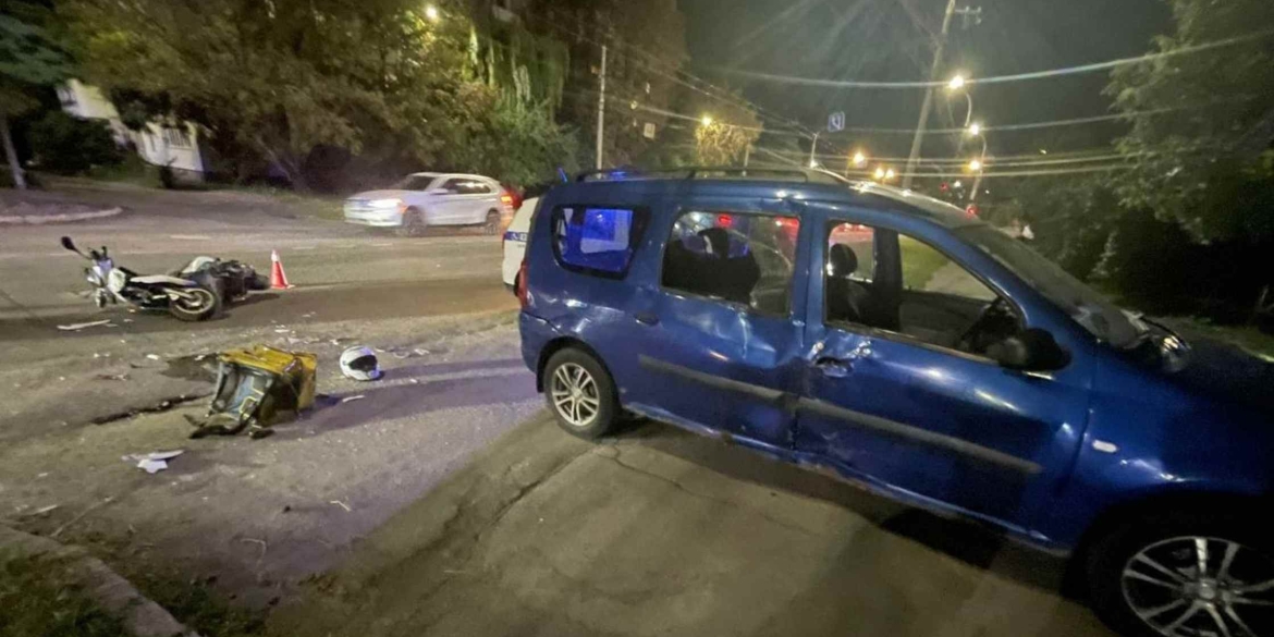 Вночі у Вінниці неповнолітній скутерист служби доставки протаранив авто