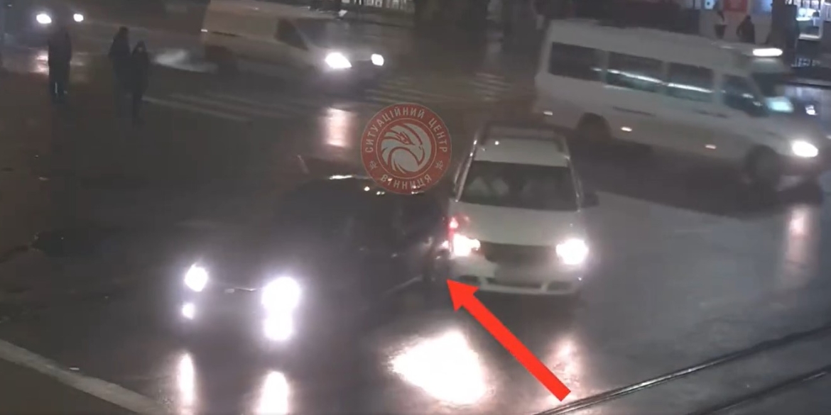 Водій Dodge в'їхав у Dacia - на Замості у Вінниці сталася аварія