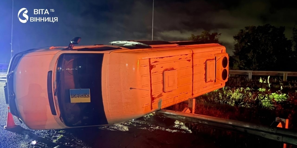 Водій маршрутки врізався у відбійник на вінницькій трасі М-30 травмувалися дві пасажирки