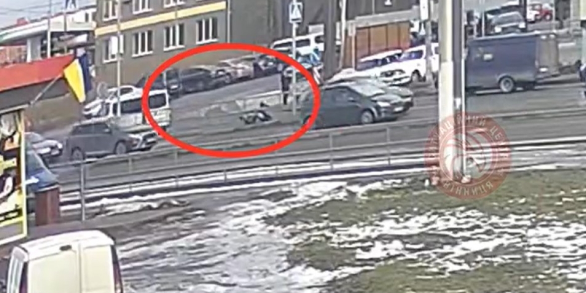 Водій мікроавтобуса збив людей на переході у ВінниціВодій мікроавтобуса збив людей на переході у Вінниці