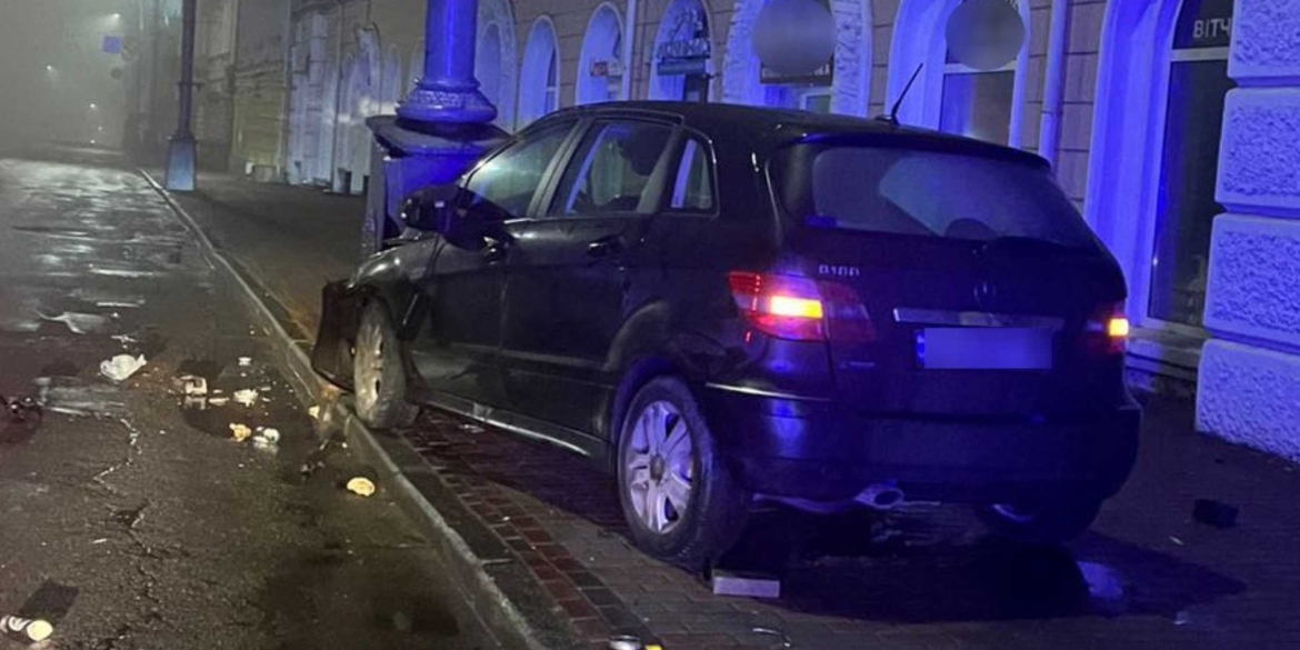Водій “під наркотиками” збив огороджувальні стовпчики та влетів в електроопору в центрі Вінниці