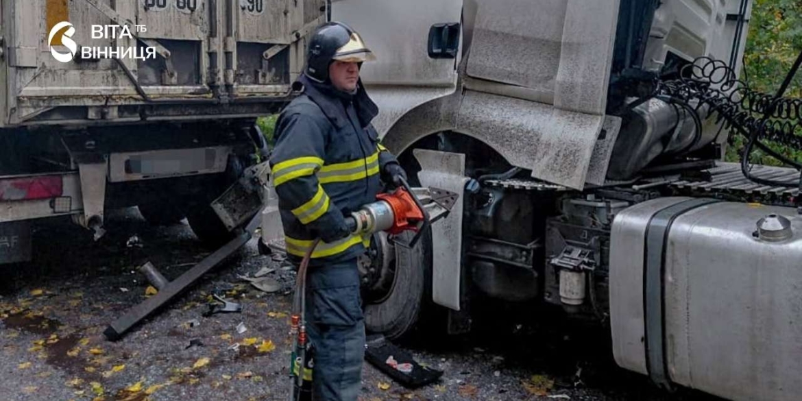 Водія затисло в кабіні вантажівки, ще один травмувався у Вінниці ДТП на мокрих дорогах