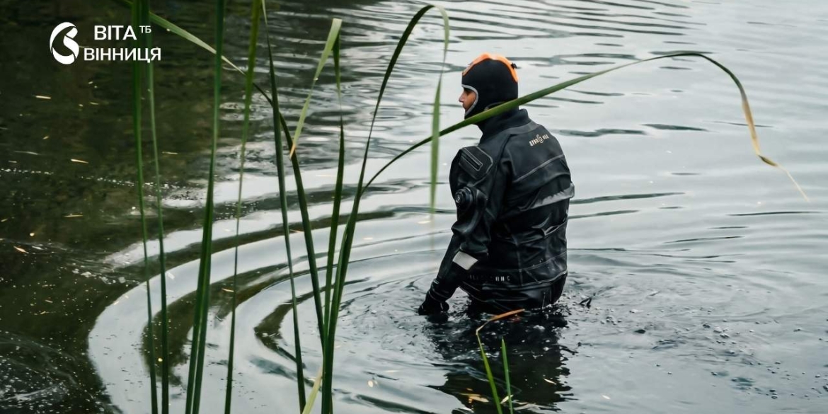 Водолаз у воді ставка біля берега на річці Вишня фахівці громад шукають приховані труби каналізації