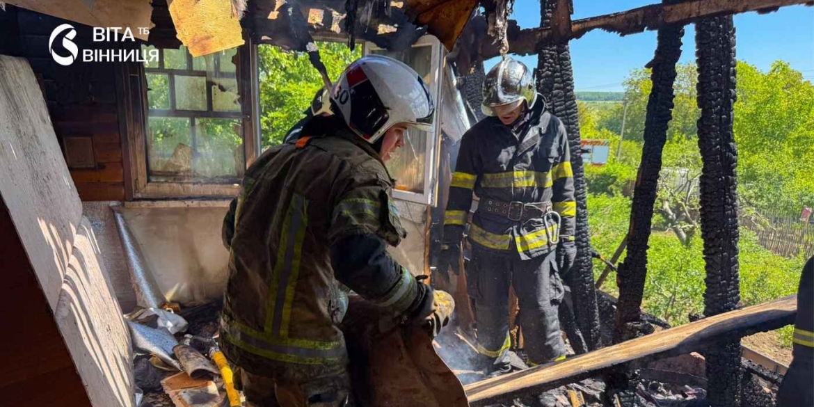 Вогонь знищив дах та автівку за добу рятувальники Вінниччини ліквідували шість пожеж у житловому секторі