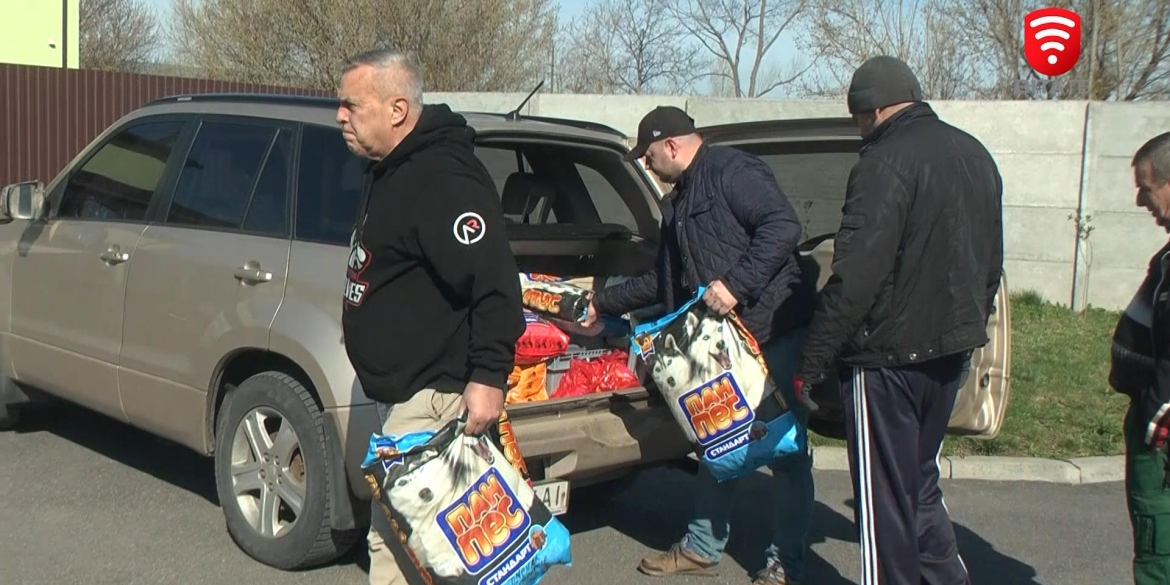 Волонтер-американець передав корм для тварин з Вінницького муніципального притулку