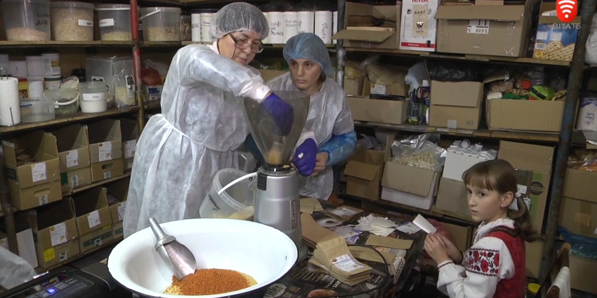 Волонтерки «Бджоли Поділля» другий рік готують сухі страви на передову