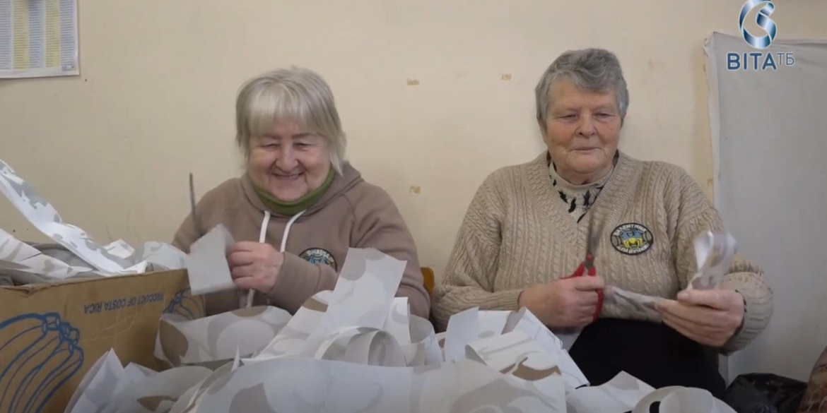 Волонтерки із Лука-Мелешківської громади об’єдналися, аби плести маскувальні сітки