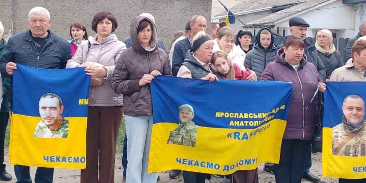 Вони мають повернутися на Вінниччині облаштували Алею Надії з портретами оборонців