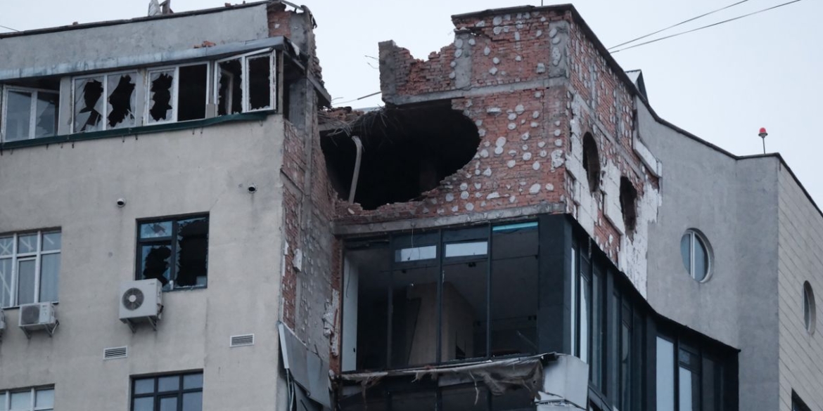 Ворог атакував Україну 28 шахедами: уламки дронів зруйнували квартири