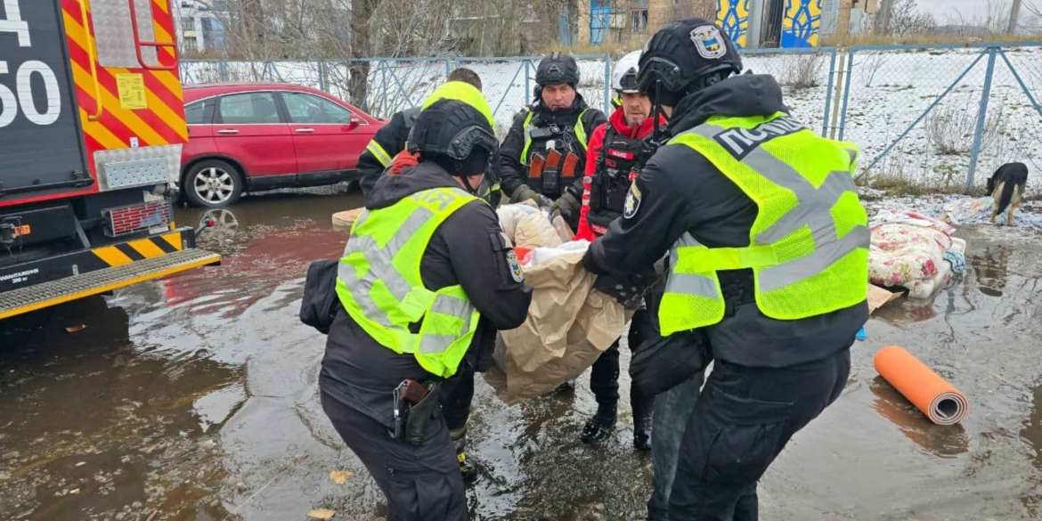 Ворожа атака по Києву та області загиблі, десятки поранених, людей евакуюють з-під завалів 