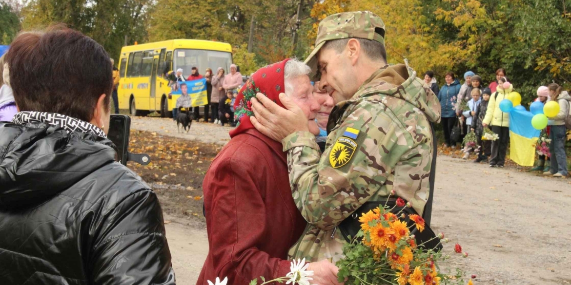 Воїна, який повернувся з полону, урочисто зустріли у Козятинській громаді