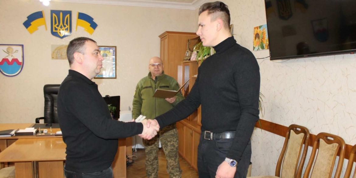 Воїну, що провернувся з полону, у Могилеві-Подільському вручили нагороду за незламність