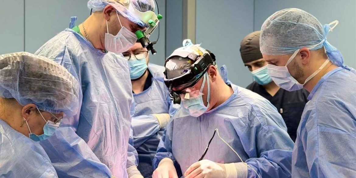 Вперше у Вінниці лікарі «Пироговки» повертають посмішку воїну через унікальну надскладну операцію