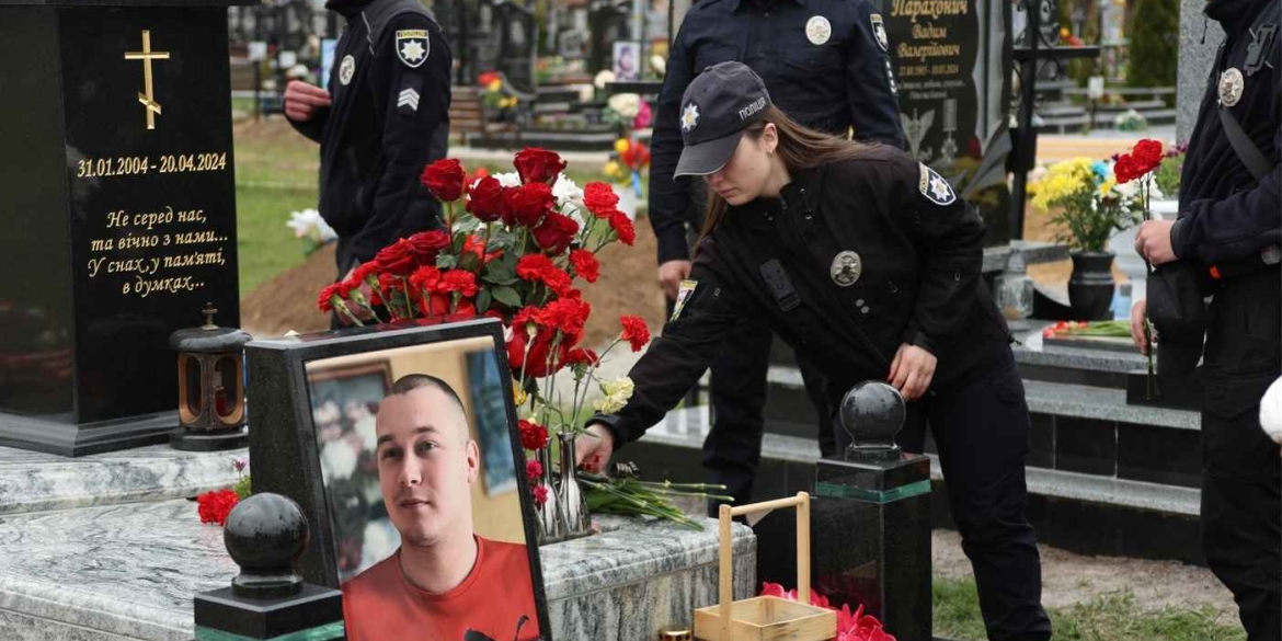 Вшанували пам’ять 20-річного вінницького поліцейського, який ціною власного життя врятував напарника