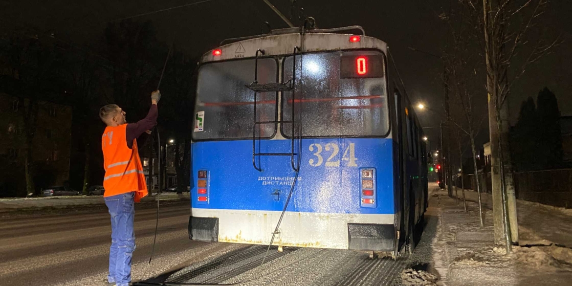 Всю ніч у Вінниці готували електротранспорт до ожеледиці