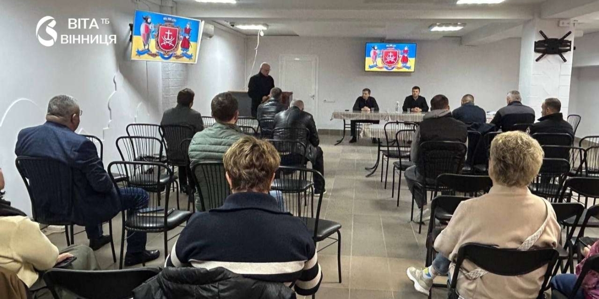 Вибиті вікна, уламки й пошкоджені авто у Вінниці розпочинають ліквідацію наслідків удару по житловому будинку