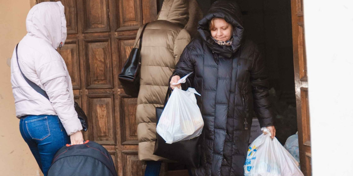 Видають продуктові набори для малозахищених категорій вінничан