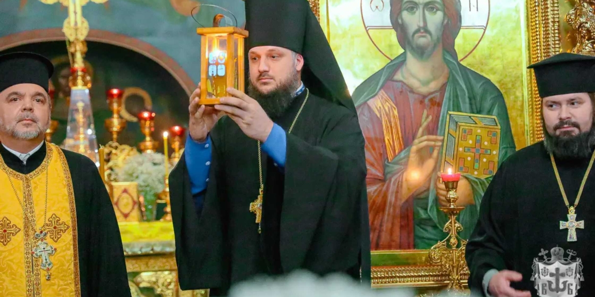 Вифлеємський вогонь миру засяяв у Спасо-Преображенському кафедральному соборі у Вінниці