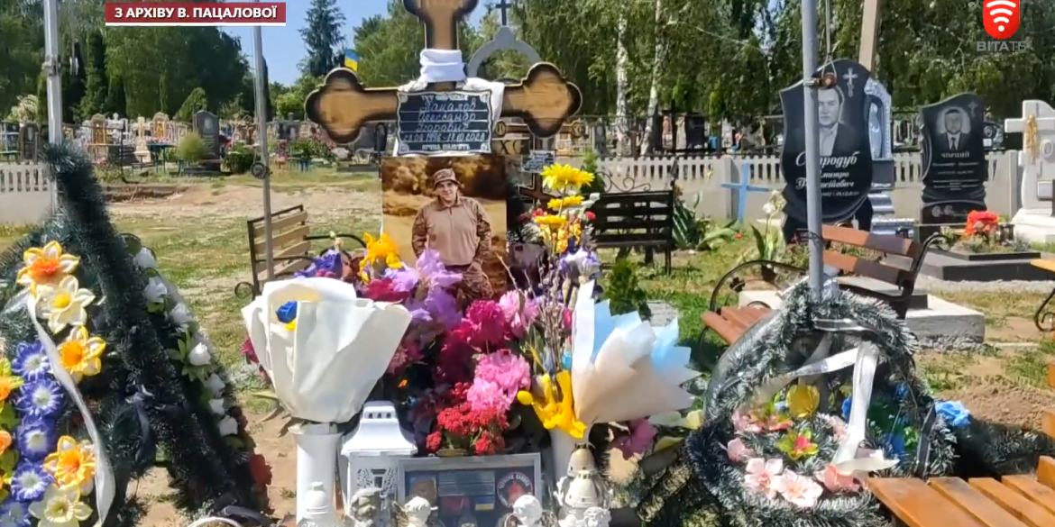 Викрали лампадки та розкидали букети: над могилою захисника України невідомі здійснили наругу