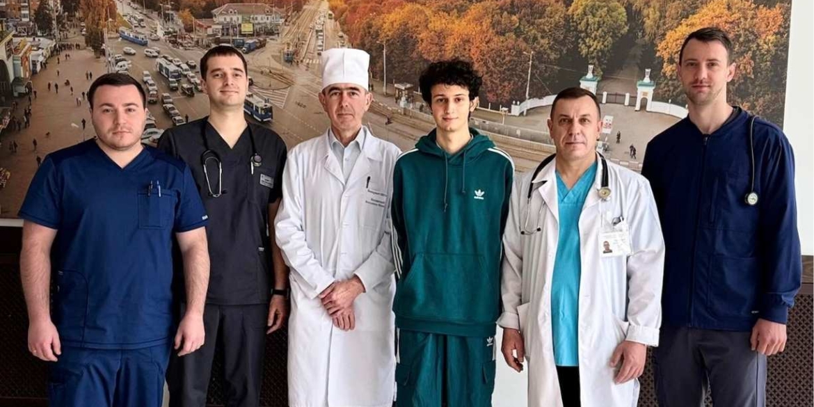 Виписали з лікарні медики Вінниці врятували 18-річного юнака, який опинився в епіцентрі ракетного удару