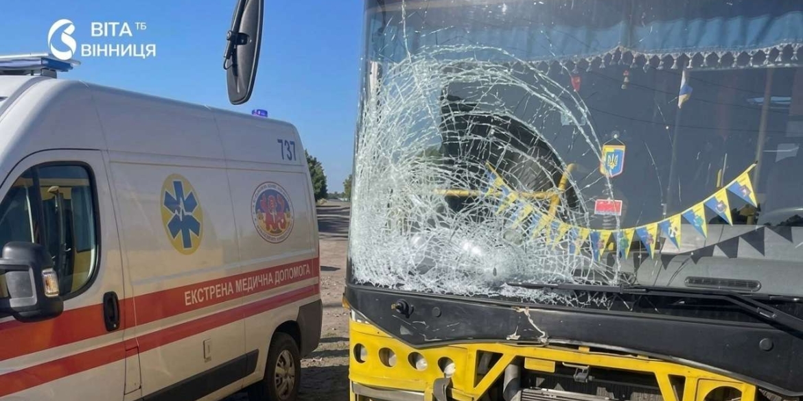 Виїхав на зустрічну і зіткнувся зі шкільним автобусом на Вінниччині загинув мотоцикліст