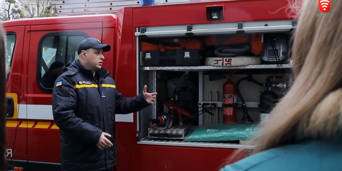 Взяти до рук пожежно-рятувальне обладнання та приміряти форму рятувальники проводять Дні безпеки
