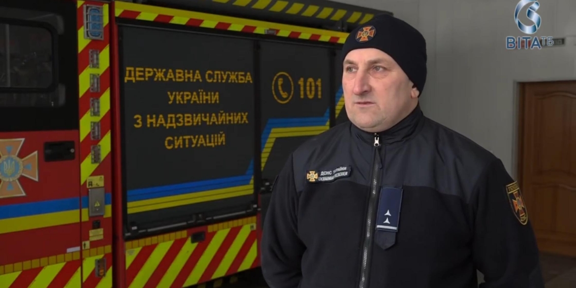 Як у Вінниці екстрені служби діставали чоловіка з крижаної води Південного Бугу