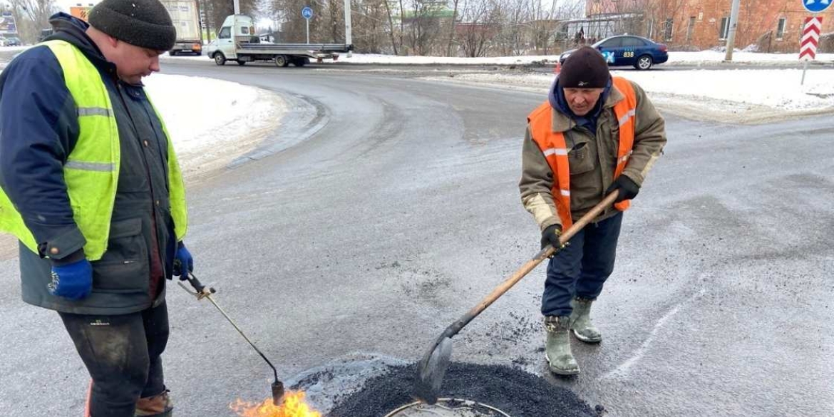 Як у Вінниці ремонтують пошкоджені ділянки доріг за допомогою холодного асфальту й рециклера