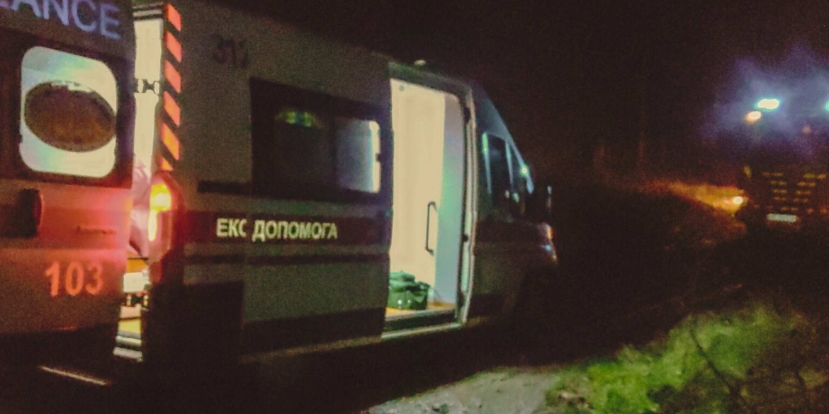 Їхали на виклик на вінницькій грунтовці застрягло авто “швидкої допомоги”