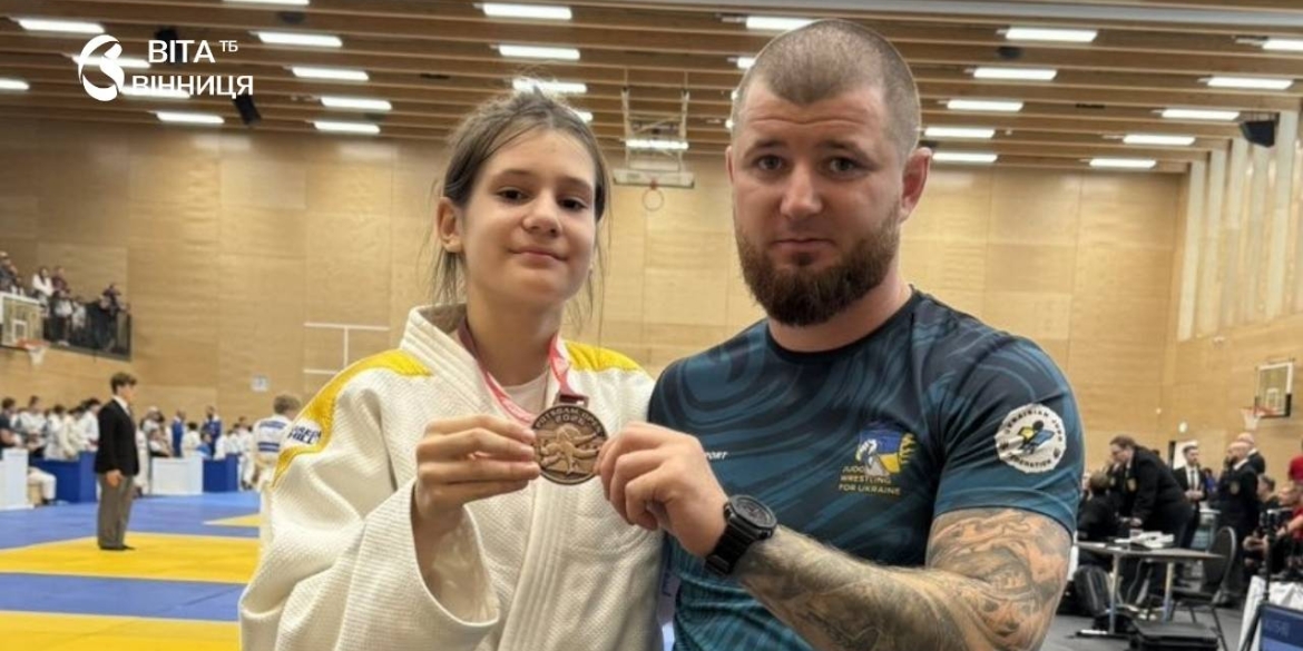 Юні дзюдоїсти з Вінниці з тренером і бронзовою медаллю після міжнародного турніру з дзюдо в Потсдамі