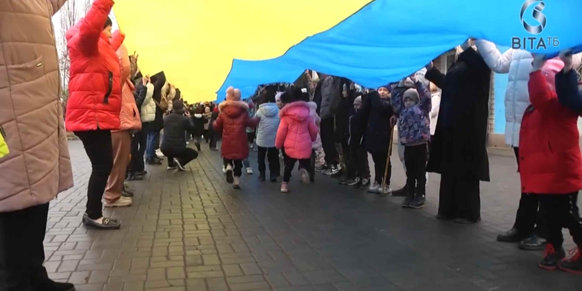 Юні вінничани розгорнули один із найбільших стягів до Дня Гідності та Свободи