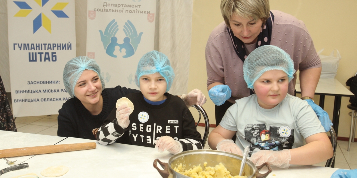 Юні волонтери ліпили у Вінниці для оборонців вареники з картоплею та капустою