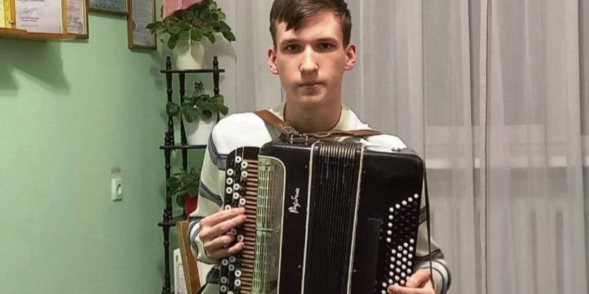 Юний музикант з Вінниці віддав кошти за участь у конкурсах переселенцям та ЗСУ