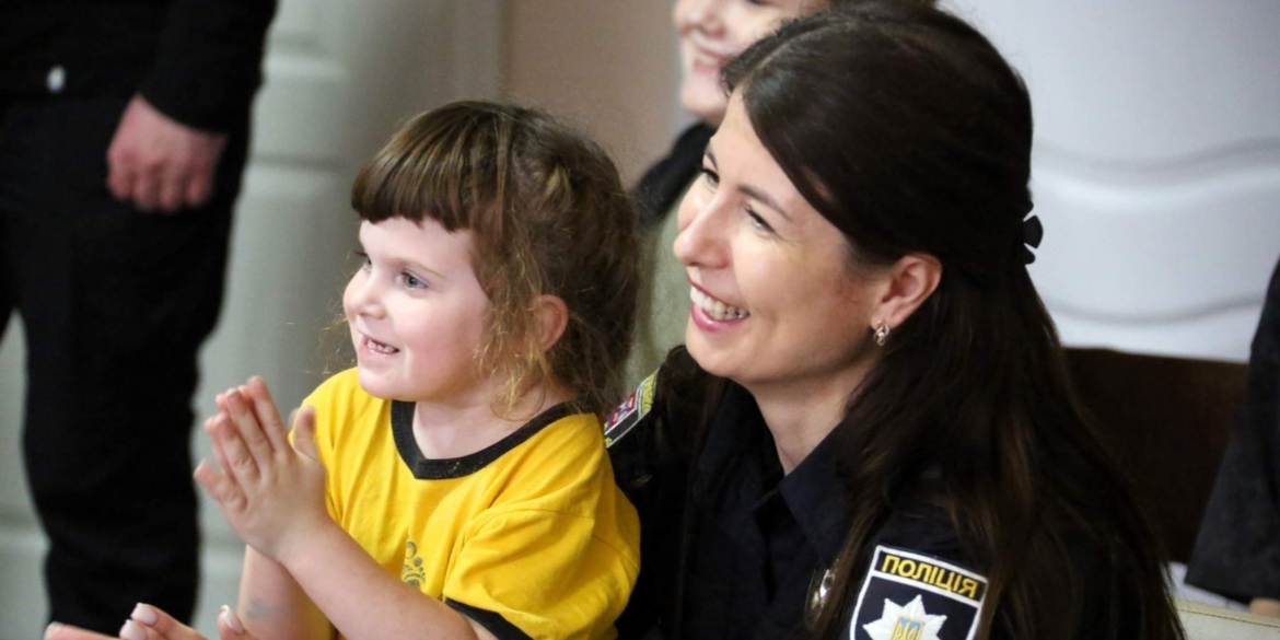 Ювенальні поліцейські та ліцеїстки приготували подарунки для маленьких вінницьких пацієнтів