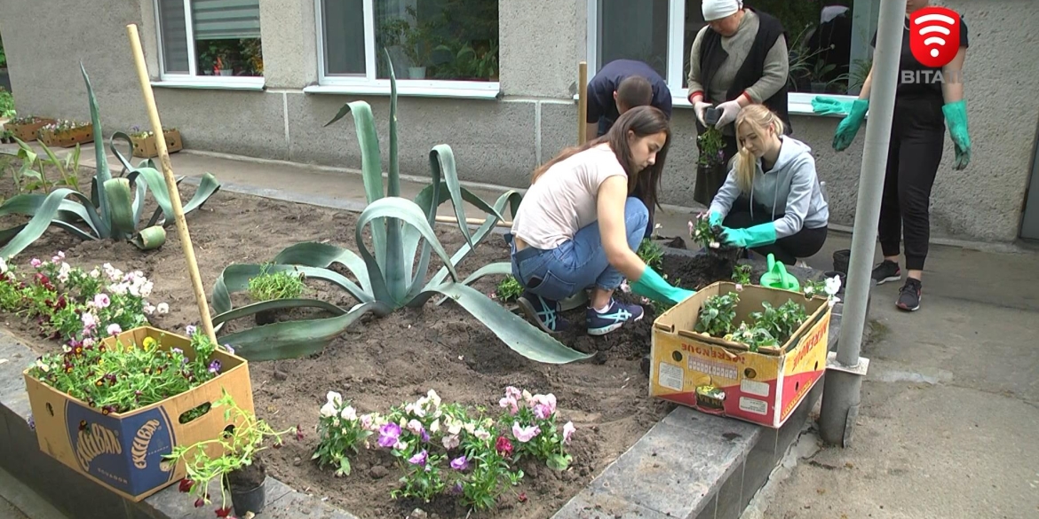 З приходом весни в музеї-садибі Пирогова чепурять клумби, прибирають алеї, вітають відвідувачів