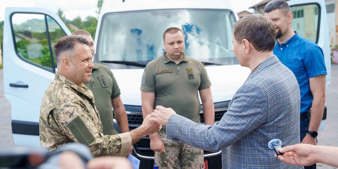 З Вінниці бійцям передали спецавтомобіль, який працюватиме на виявлення ворожих цілей