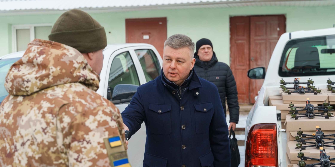 З Вінниці на фронт передали ще три пікапи та 200 FPV-дронів