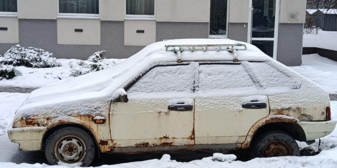 З вулиць Вінниці почали прибирати давно покинуті автівки