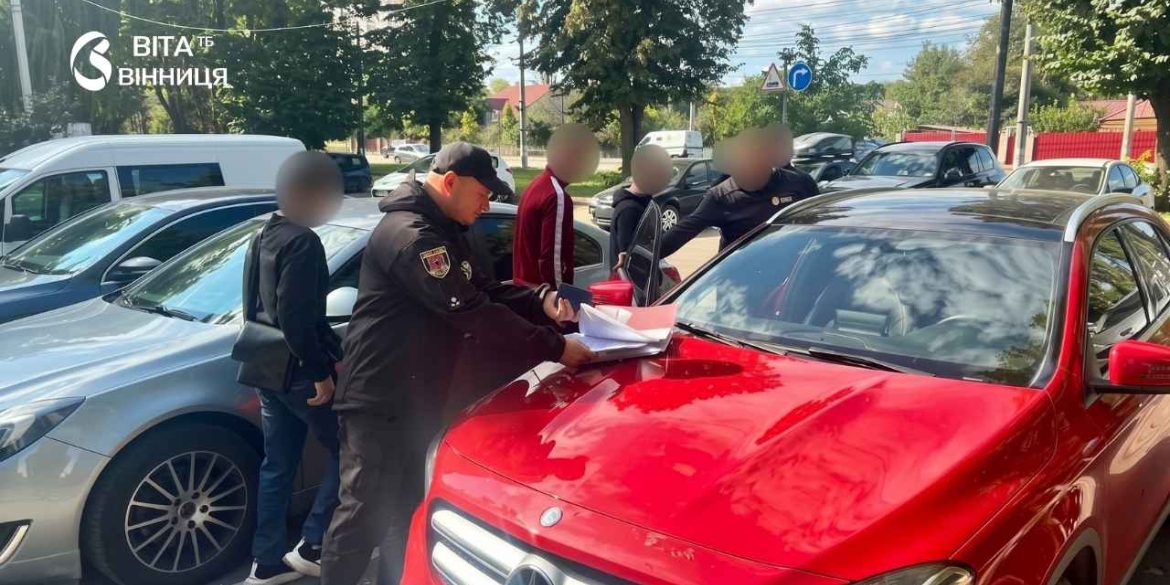 Заблокували авто посеред Вінниці водія підозрюють у сприянні незаконному виїзду чоловіків за кордон