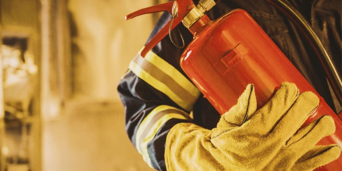 Задимило весь під’їзд як вінницькі патрульні рятували людей з пожежі на Петра Запорожця