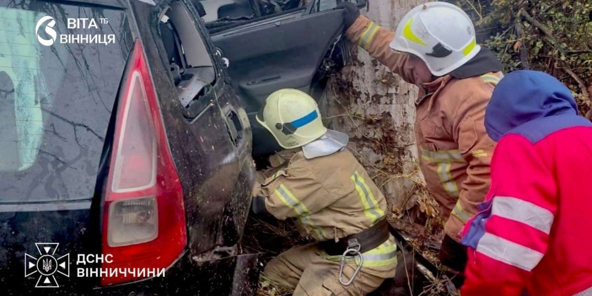 Загинули водій і 16-річний пасажир на Вінниччині легковик врізався в дерево